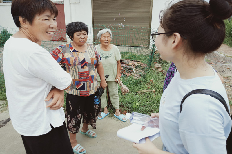 与村民热切交谈.jpg