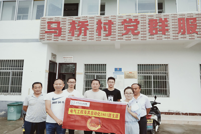 小组成员与当地村干部合影.jpg
