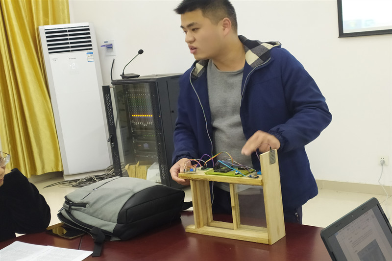 学生展示创新成果.jpg