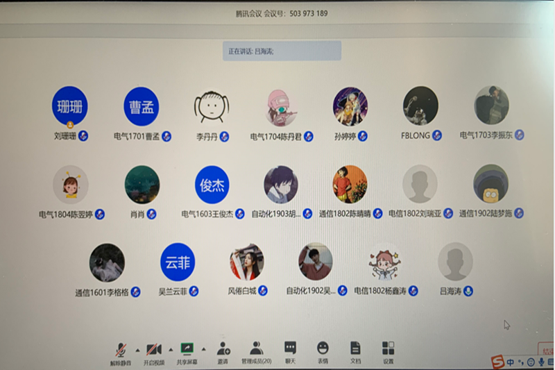参会记者团学生.png