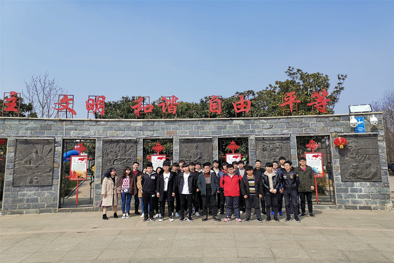 电气1701雷锋月活动集体照.jpg