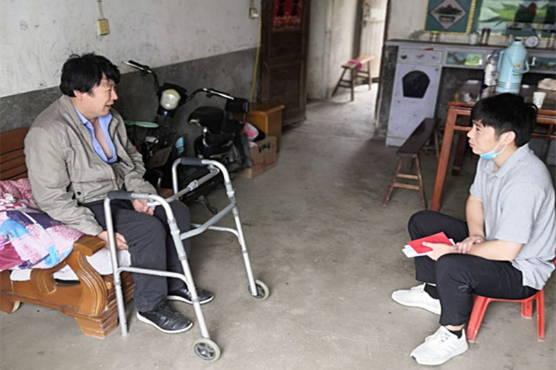 吴猛老师走访学生自动化1901齐志军照片.jpg