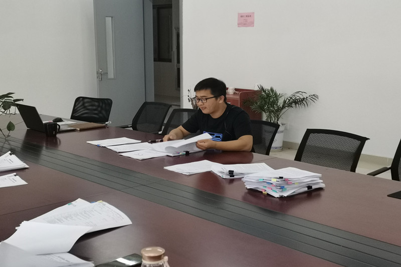 教务办徐旺检查教学材料.jpg