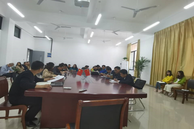全体专职教师参加会议.jpg