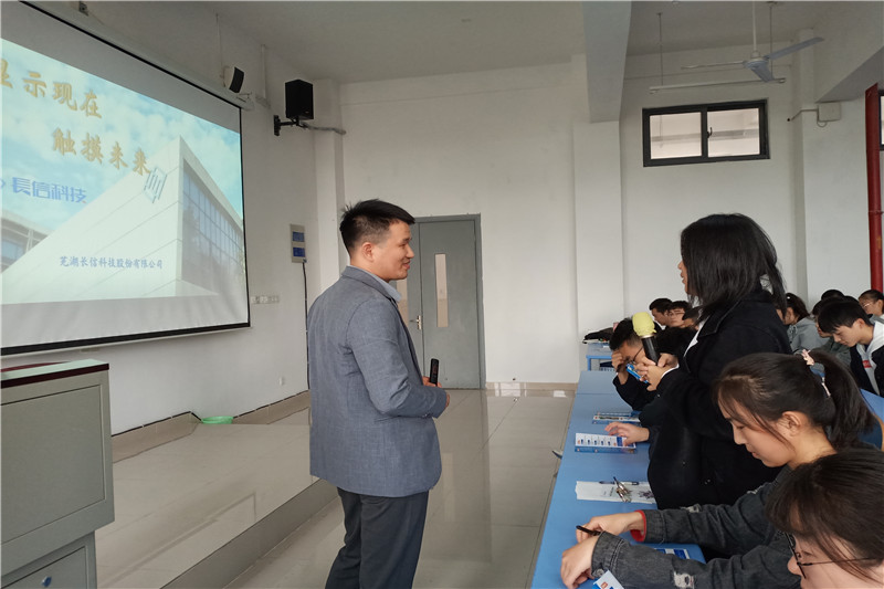 马建彪提问同学.jpg