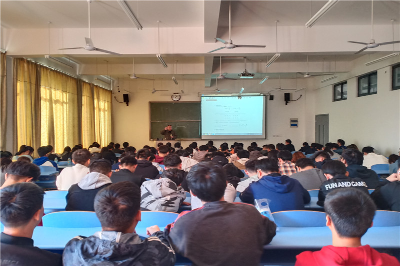 讲座现在座无虚席.jpg