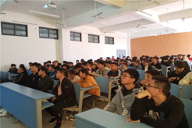 同学们认真听讲.jpg