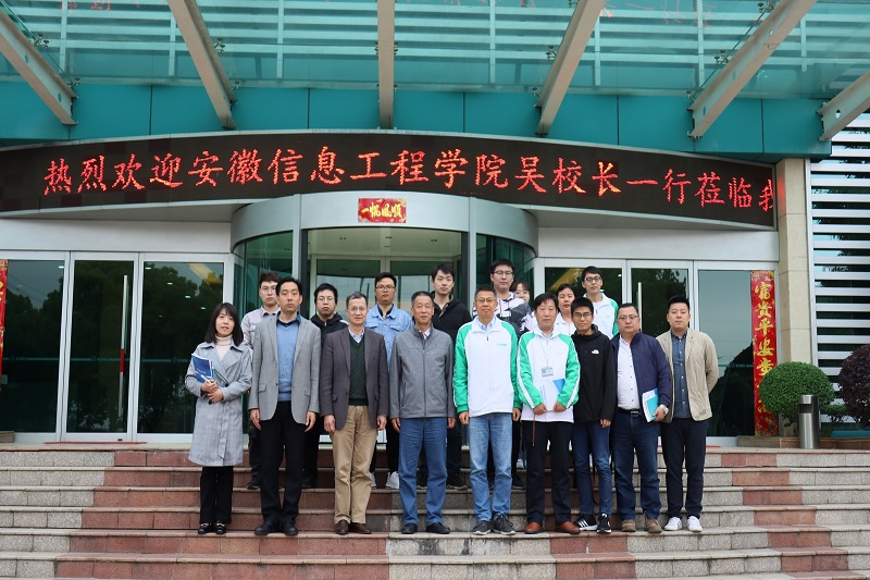 4-图为校企双方合影.JPG