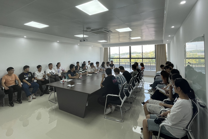 图为在长信科技股份有限公司进行实习座谈会.JPG