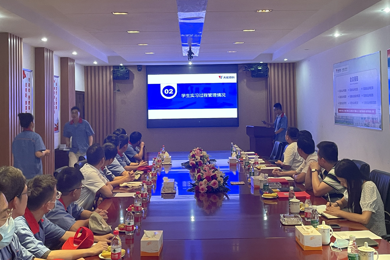 图为岗位负责人向老师们介绍了实习学生的过程管理.JPG