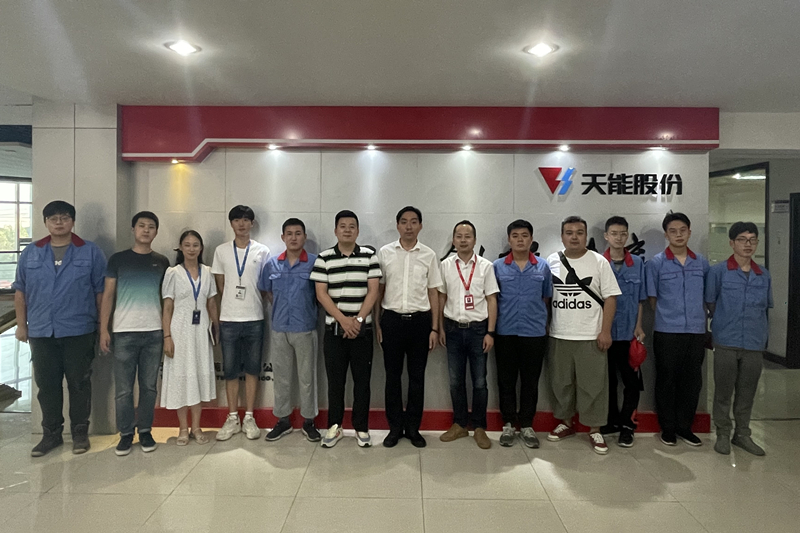 图为与实习学生在天能电池（芜湖）有限公司合影.JPG