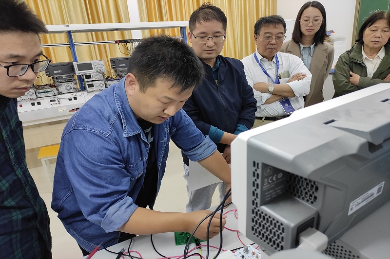 吴浙勋老师正在进行实验操作教学.jpg