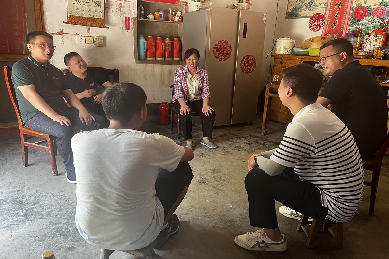 （图为领导老师了解学生的家庭生活情况）.jpg