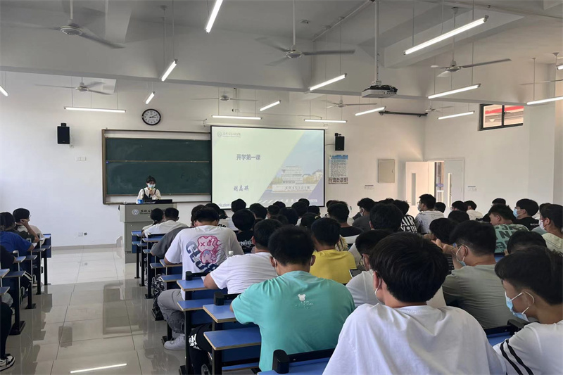图为刘志琪进行开学第一课的主题班会_副本.jpg