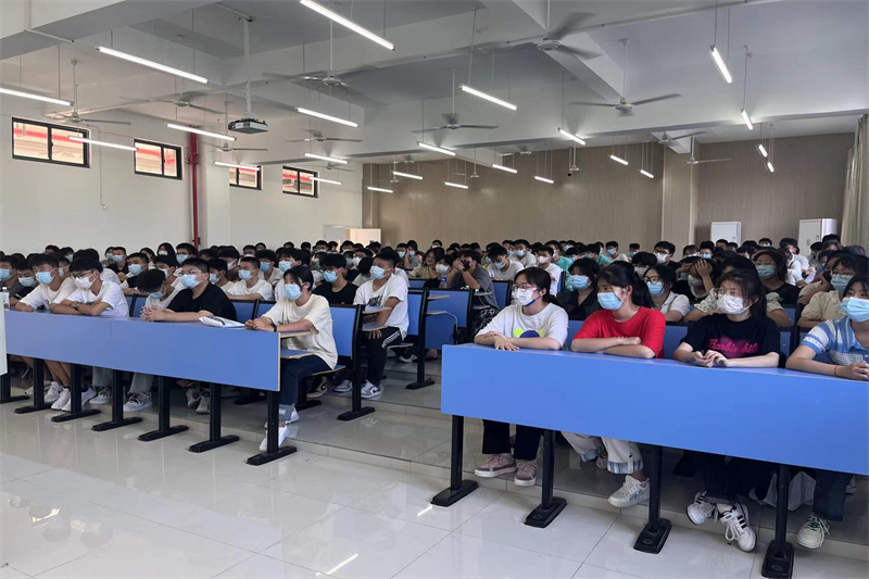 图为认真听讲的学生们_副本.jpg