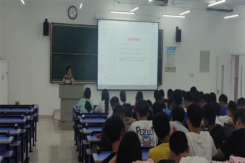 图为余欢欢进行开学第一课的主题班会_副本.jpg