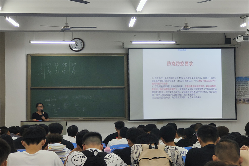 图为辅导员鼓励大家共同携手抗“疫”_副本.jpg