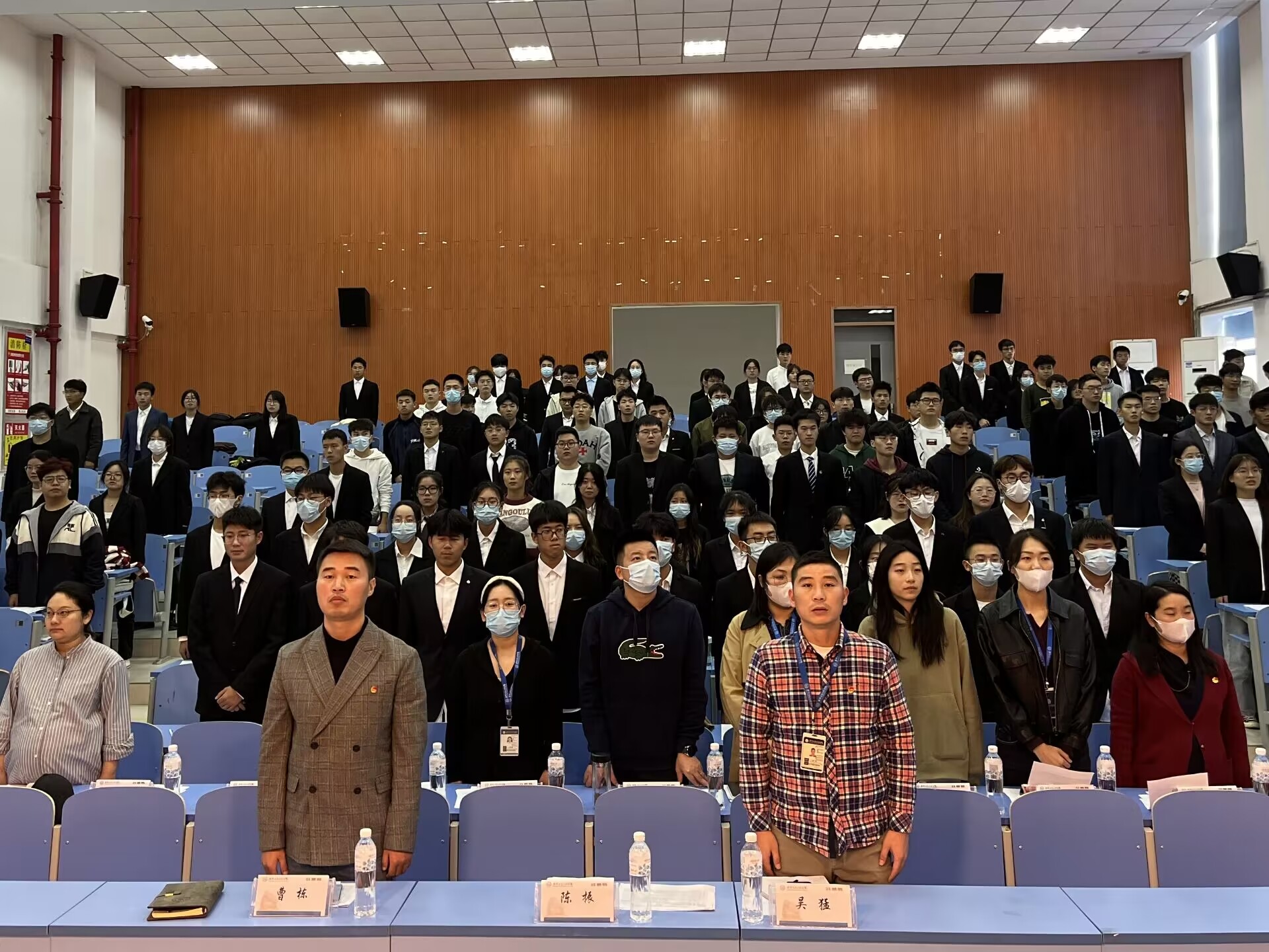 图为全体成员起立奏唱国歌.jpg