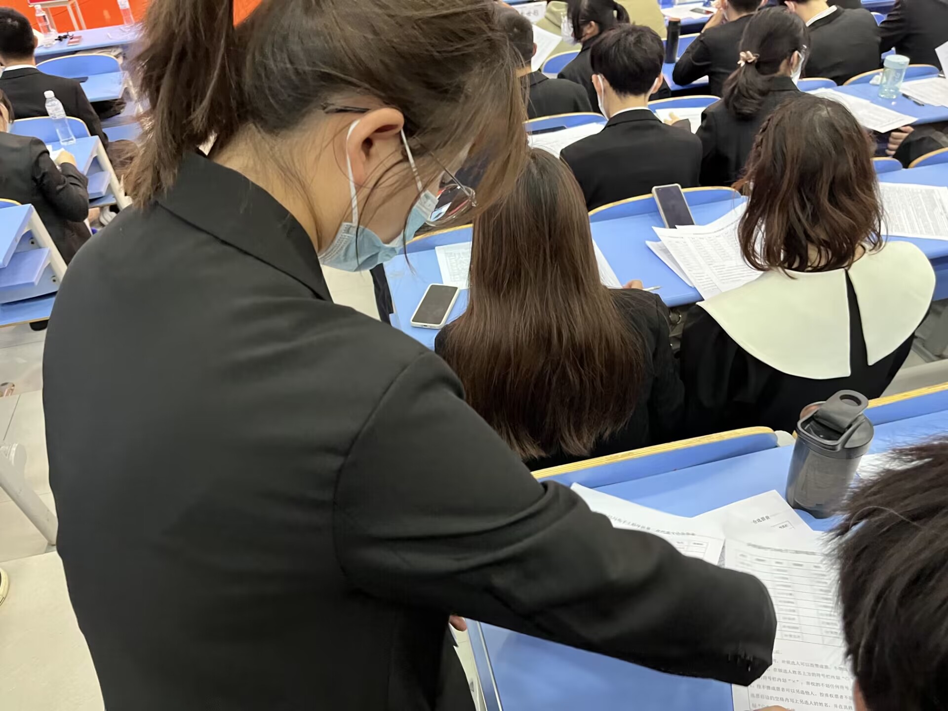 图为学生工作者分发选票.jpg
