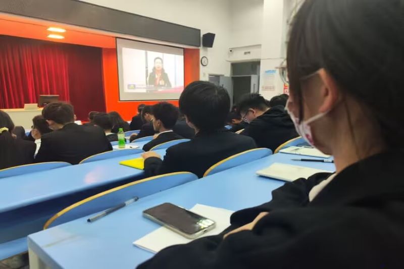 图为“两代会”代表进行集中观看《中国共产党第二十次全国代表大会》视频。.jpg