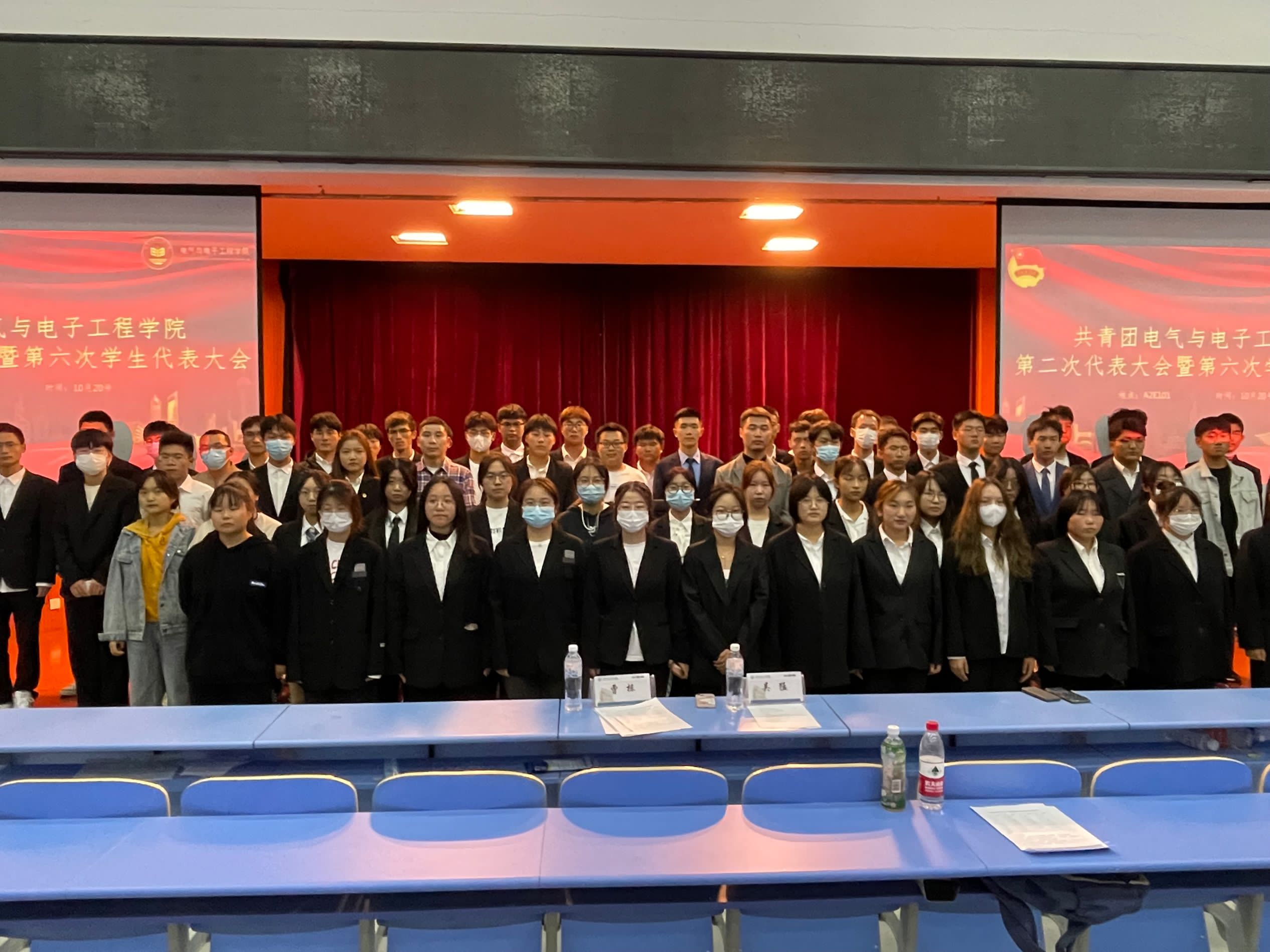 图为参会老师和学生合照.jpg
