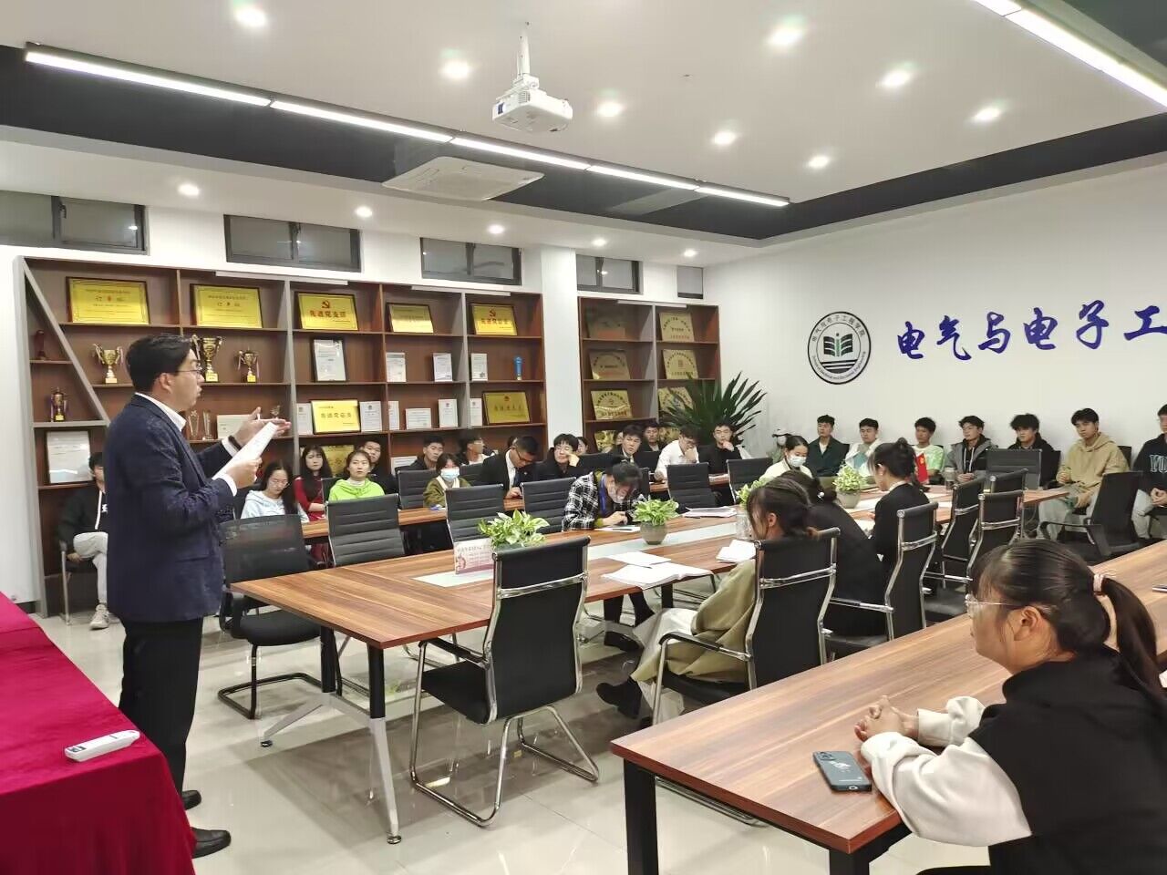 图为陈振院长进行讲话.jpg