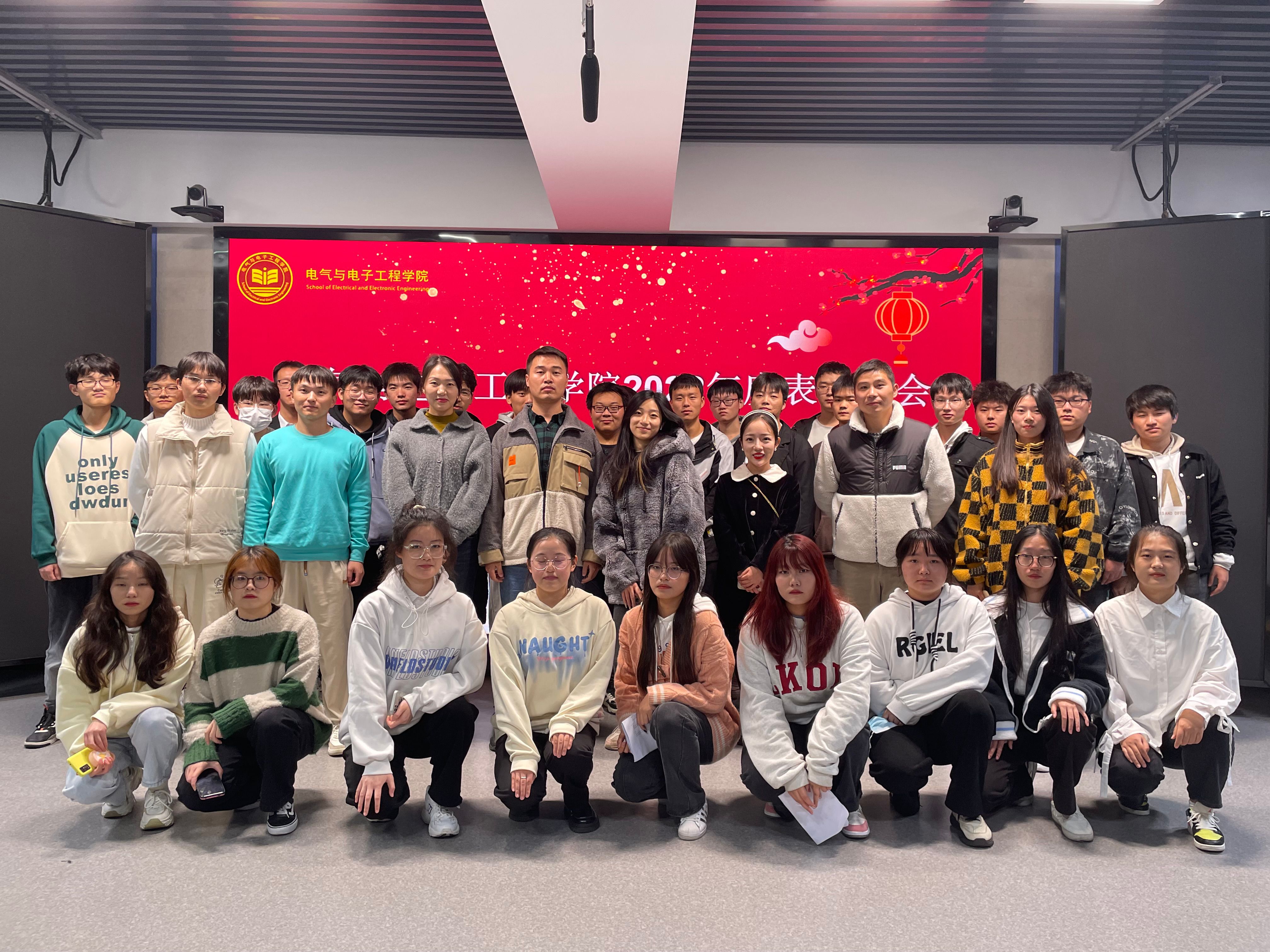 （图为电气与电子工程学院进行最后合影留恋）.jpg