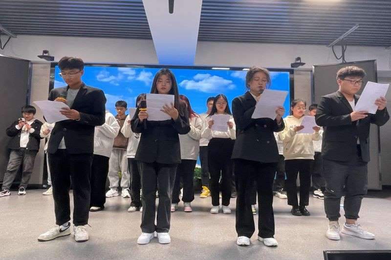 （图为电气与电子工程学院学生表演朗诵）_副本.jpg