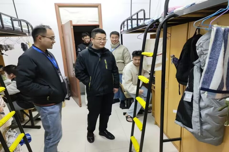 图为查寝现场1.jpg