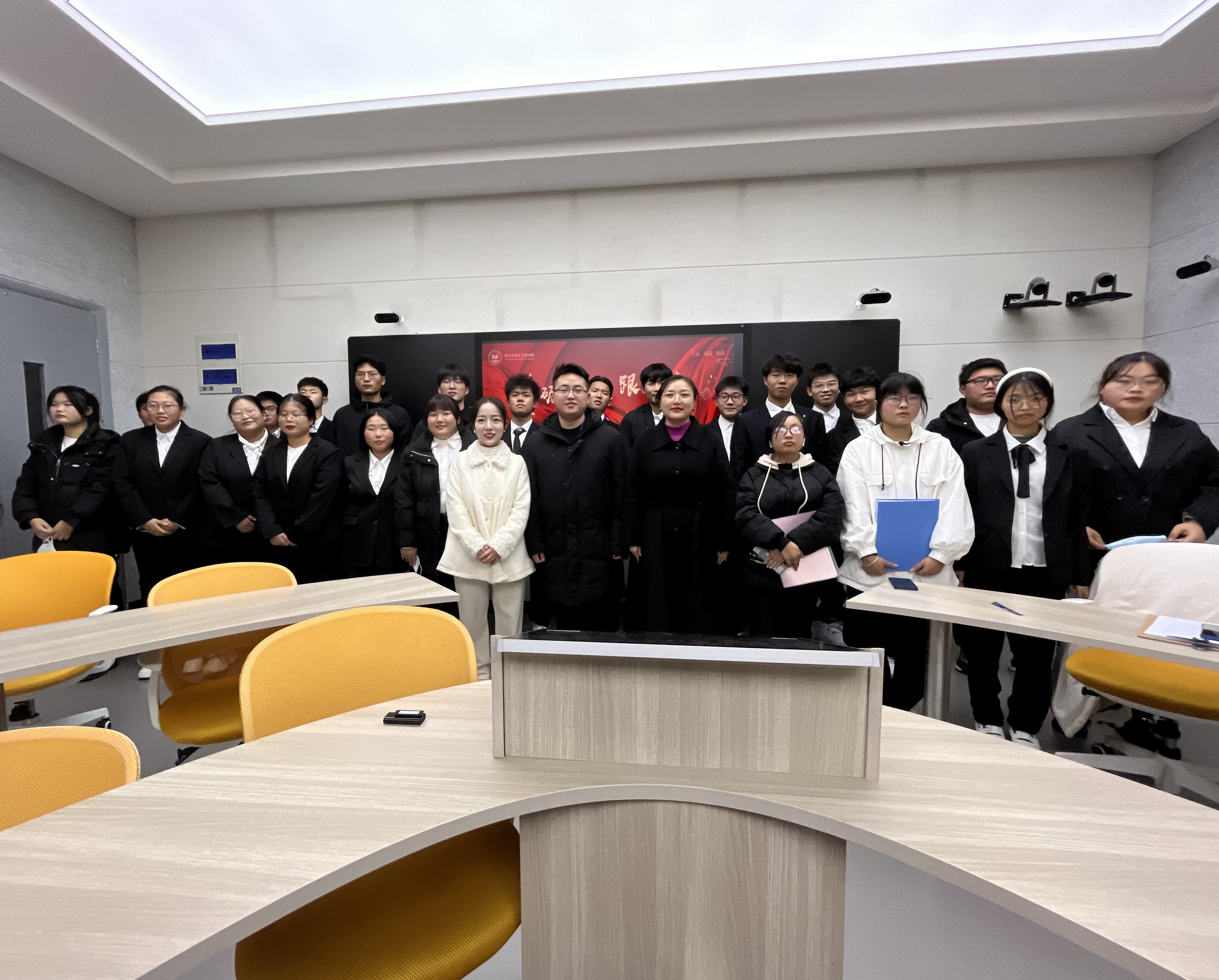 图为评委老师和参赛选手.jpg