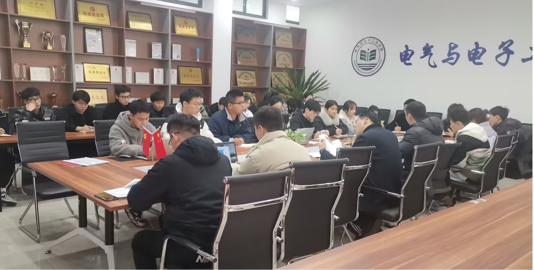 图为会议现场.png