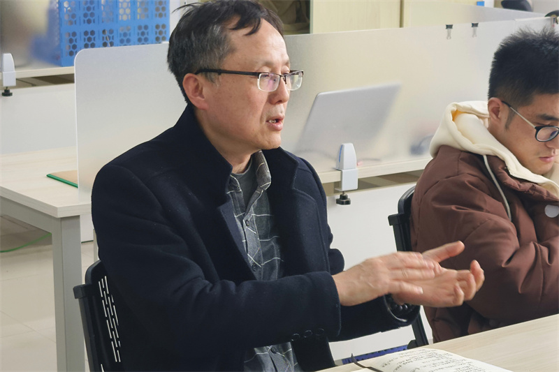 图为陈坚伟老师交流探讨_副本.jpg