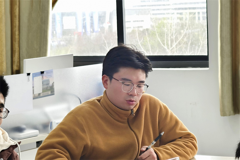 图为田德红老师交流探讨_副本.jpg