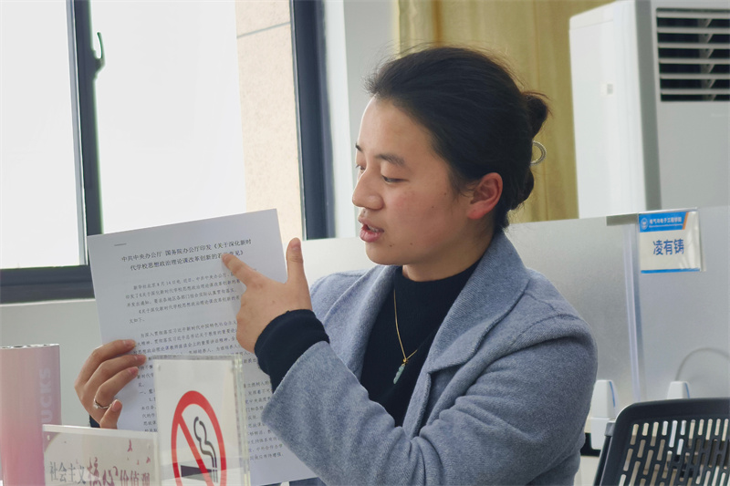 图为王娜老师解答问题_副本.jpg