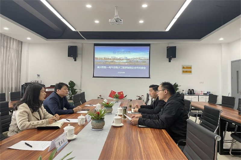 座谈会现场_副本.png