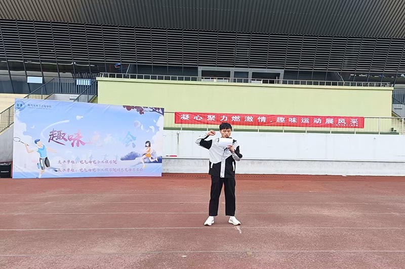 （图为学生代表进行宣誓）.jpg