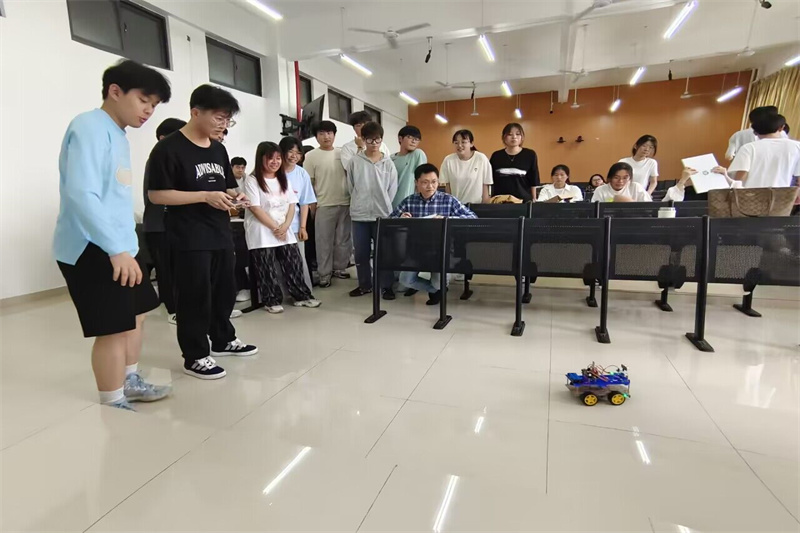 学生演示课题成果_副本.jpg