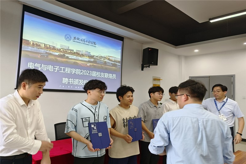 图为证书颁发现场.jpg