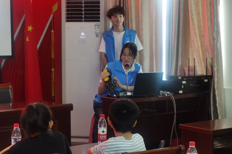 团队成员为学生及家长们讲解智能车构造和行进原理.png