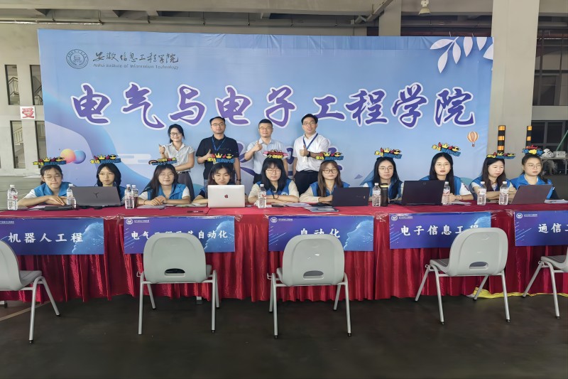 图为志愿者与院领导在报到处等待新生到来.jpg