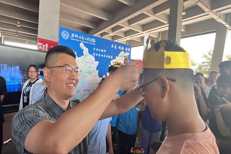 图为马利祥院长为过生日新生庆祝生日.jpg