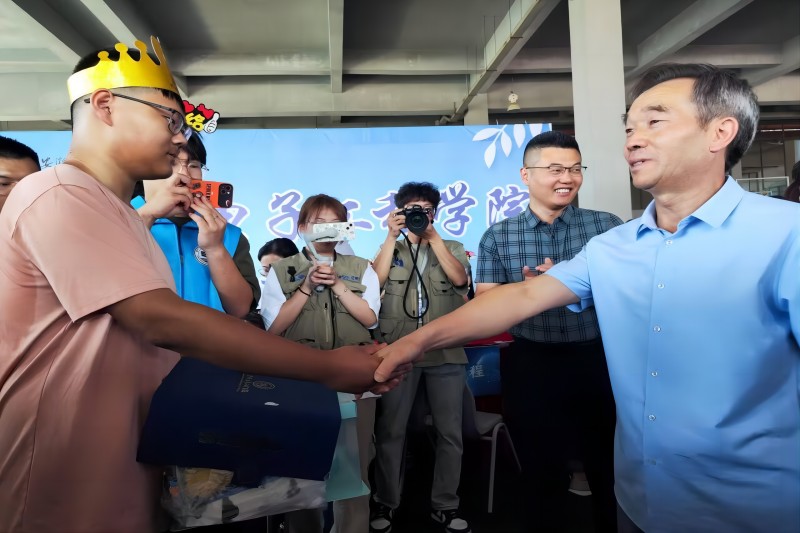图为陈永红书记为国生日新生送上祝福.jpg