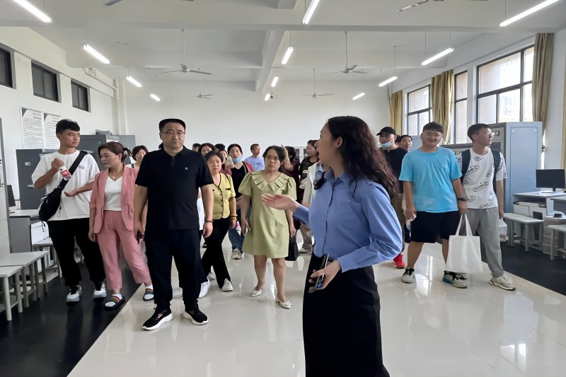 图为杜闪闪老师带领新生家长参观实验室.jpg
