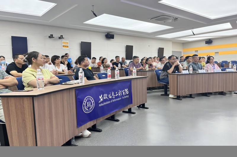 图为家校交流会现场.jpg