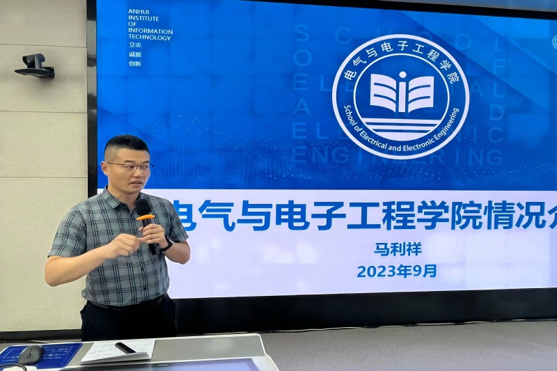 图为马利祥院长为新生家长介绍学院情况.jpg