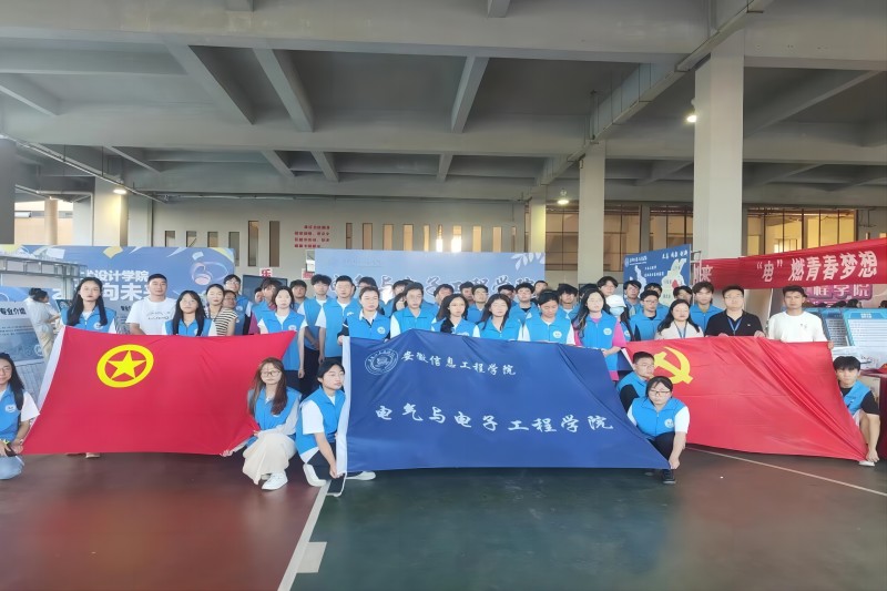 图为全体志愿者及老师合影.jpg