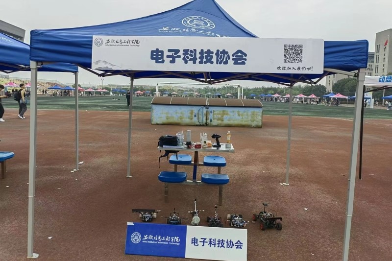 图为电子科技协会招新点展示_副本.jpg