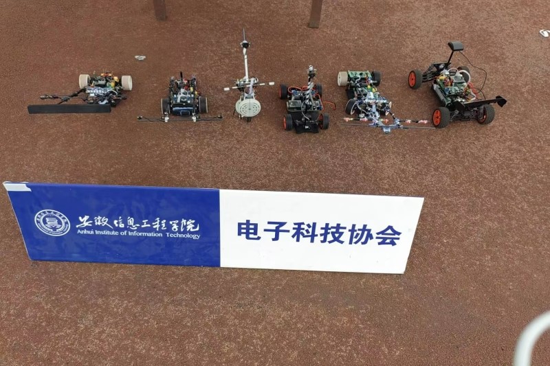 图为电子科技协会招新智能车展示_副本.jpg