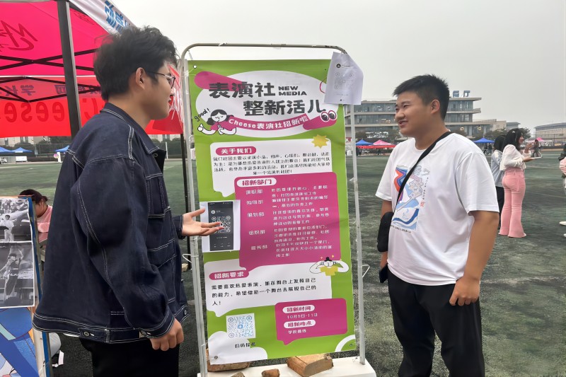 图为招新现场给同学介绍社团.jpg