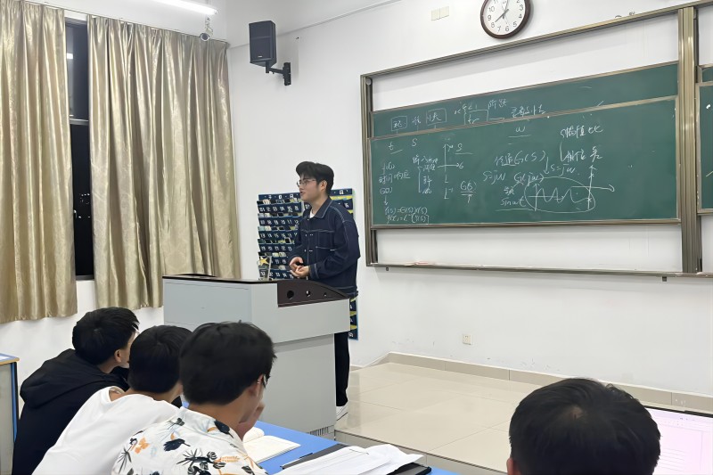 图为社团来到班级宣传.jpg